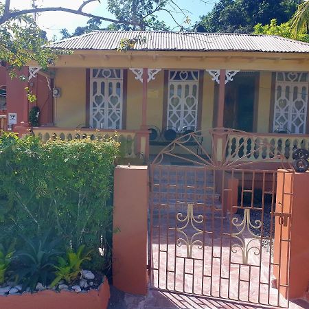 Mesmerize Guest House 포트안토니오 외부 사진