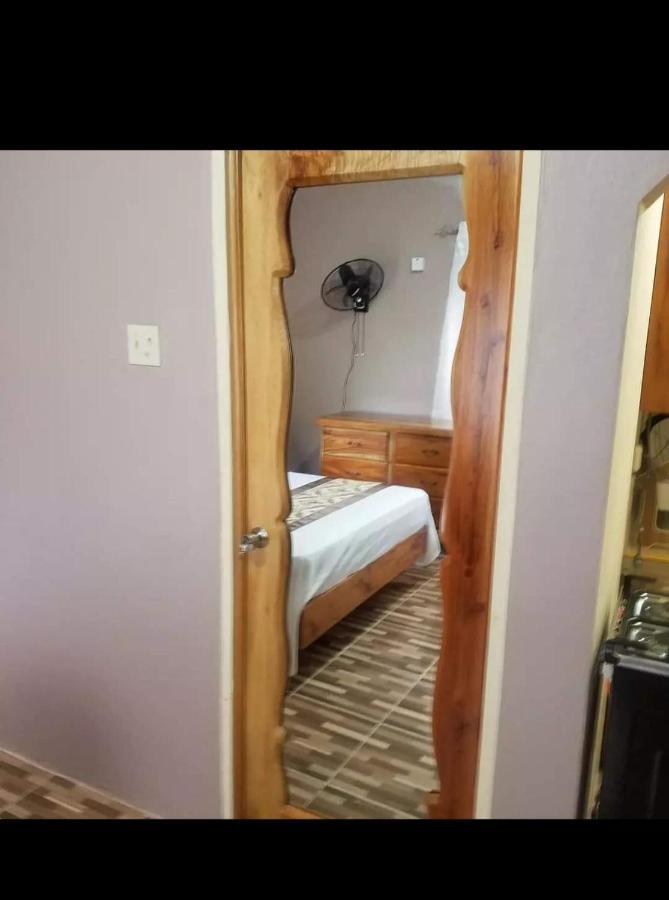 Mesmerize Guest House 포트안토니오 외부 사진