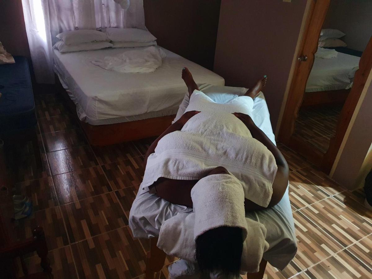 Mesmerize Guest House 포트안토니오 외부 사진