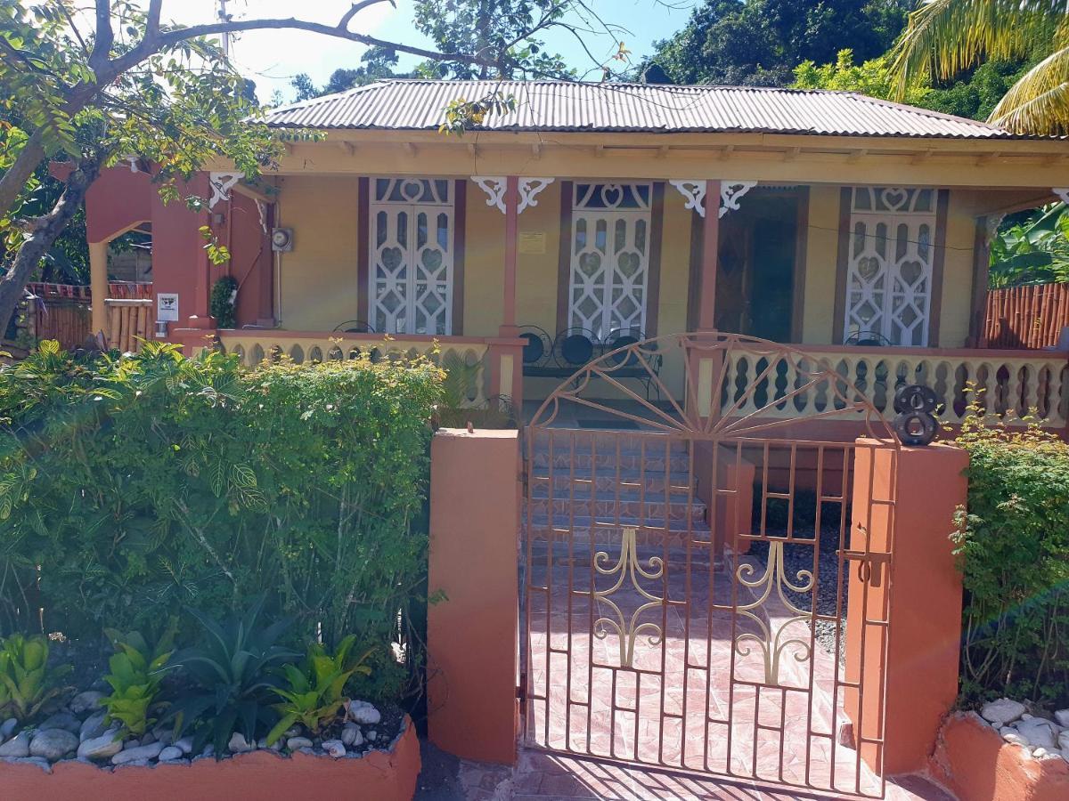 Mesmerize Guest House 포트안토니오 외부 사진